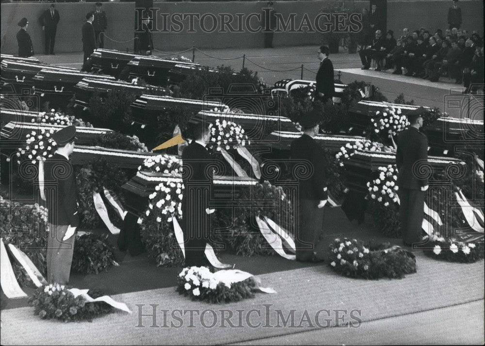 1960 Press Photo Lord Mayor Hans Jochen Vogel Munich passing rows coffins-Historic Images