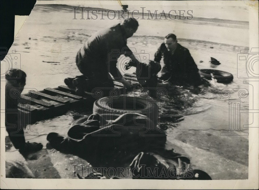 1954 Press Photo Boy Falls Through Ice In Dutch Canal - KSB46817 - Historic Images