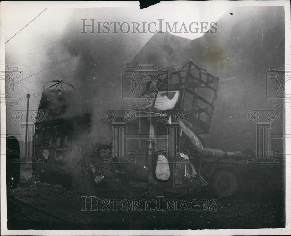 1959 Press Photo fiery aftermath of fatal tram and lorry collision in Glasgow - Historic Images