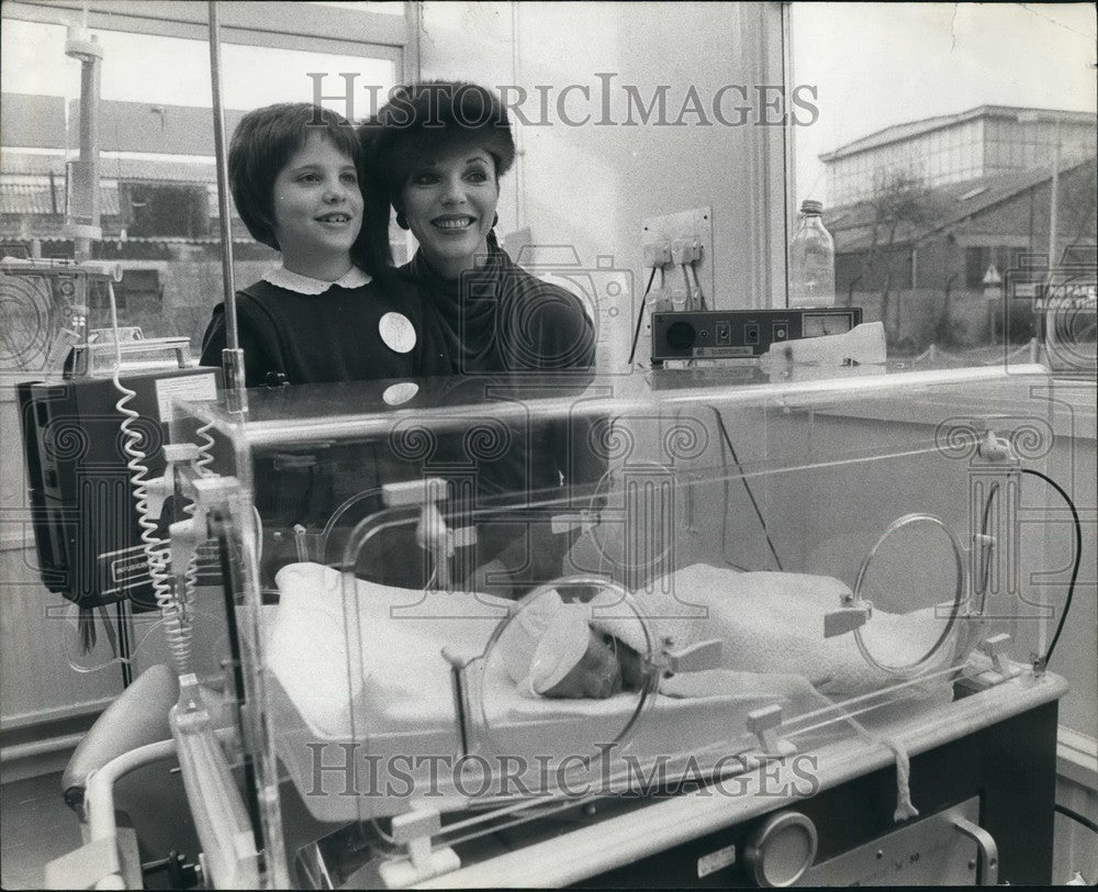 1980 Joan Collins And Daughter Katyana-Hospital NIC Ward Middlesex - Historic Images