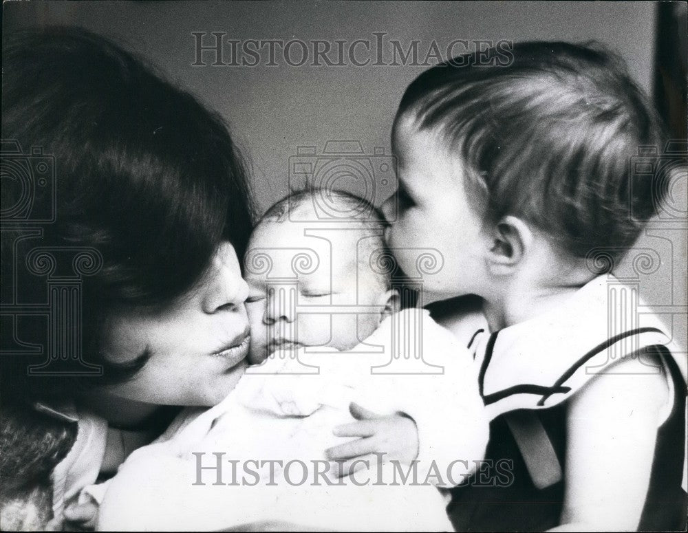 Press Photo Actress Joan Collins With Daughter And New Baby New York - KSB46865-Historic Images
