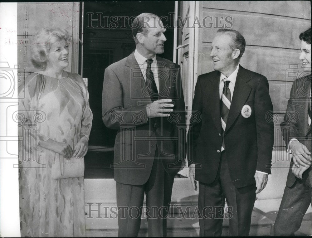 1976 Press Photo Duke of Edinburgh Serves Bing Crosby At Buckingham Palace - Historic Images