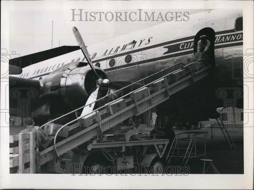Press Photo American Plane Transporting Food-Stuffs To Hamburg Berlin - Historic Images