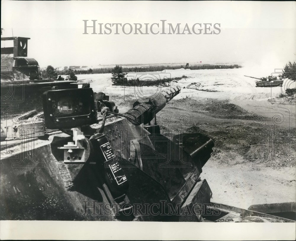 Press Photo Laser Gun For Tanks Britain Army Method - KSB47157-Historic Images