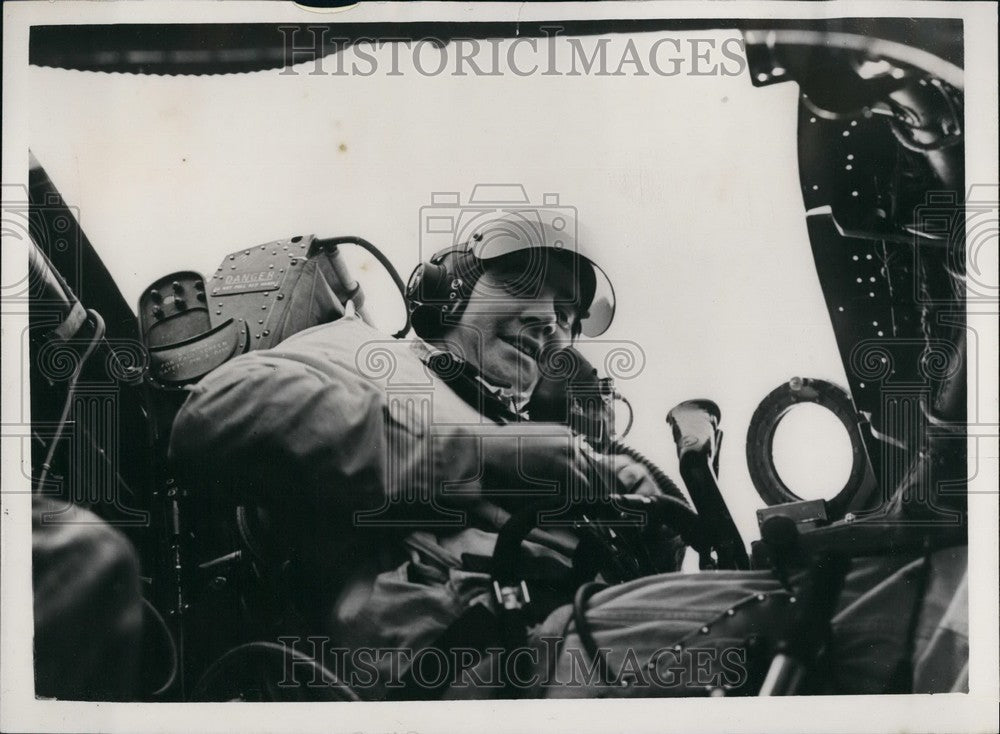 1953 Commander W.F. Gibb Sets World Altitude Record/Canberra Jet - Historic Images