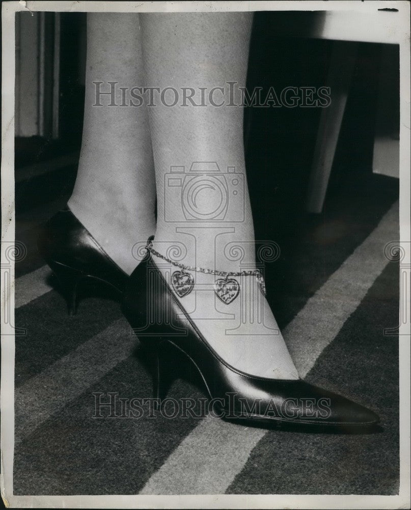 1962 Press Photo Charm Bracelet Ankle Strap - KSB47503 - Historic Images