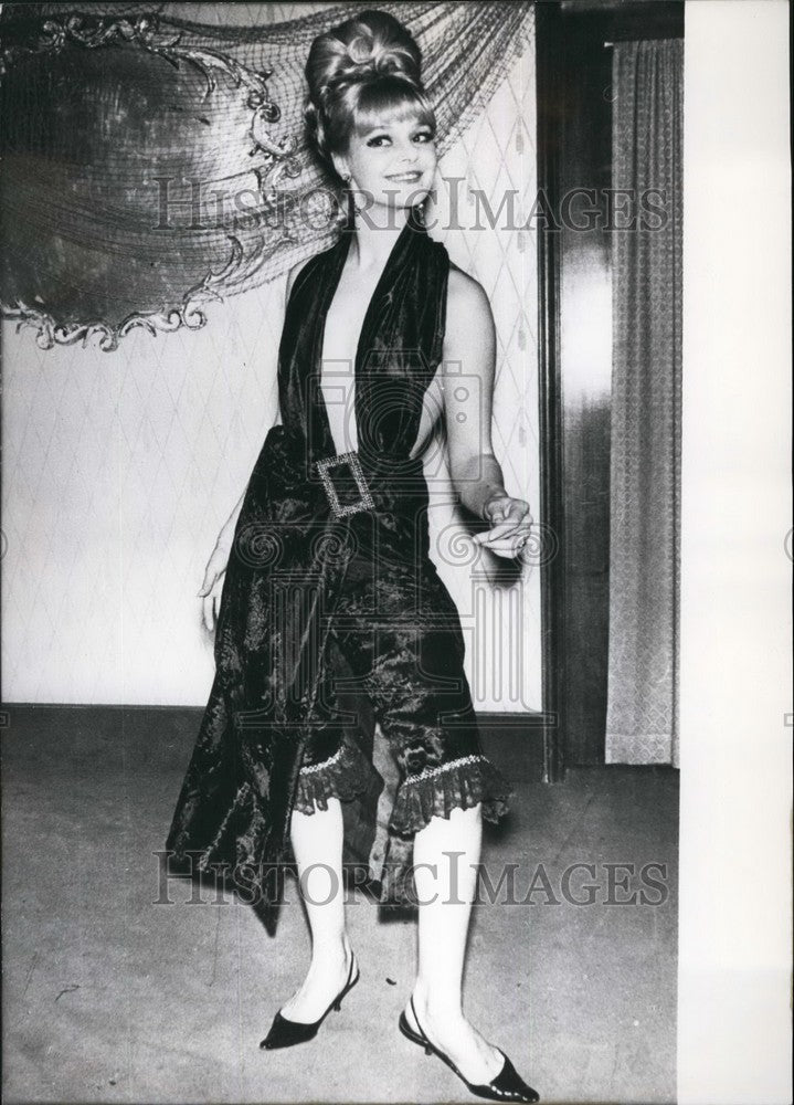 1965 Press Photo L Haller, Munich, Persian Sheep Dress - Historic Images