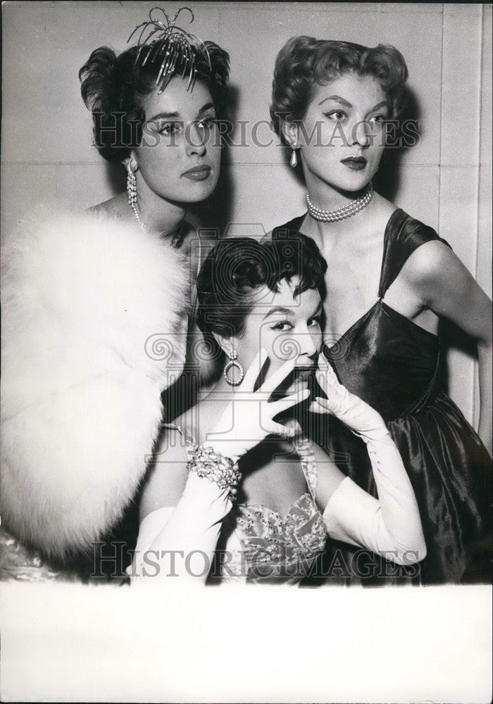 1954 Press Photo Paris Hairdressers Show Hairstyles Women Modeling V L ...