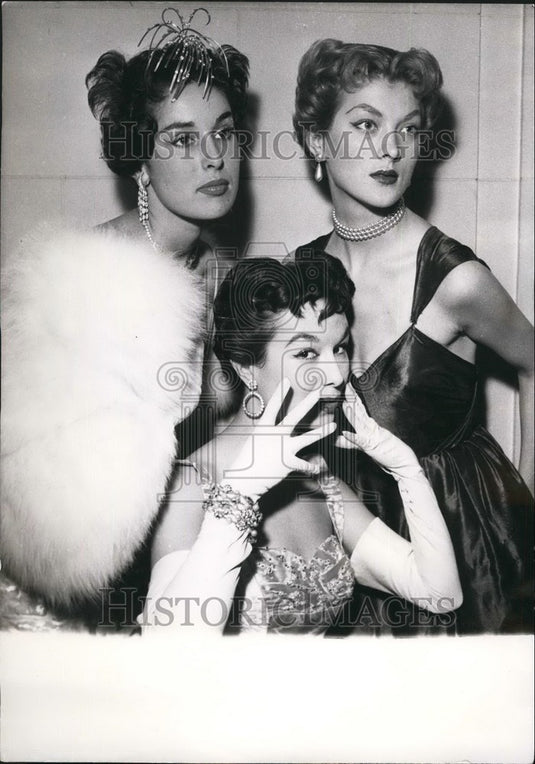 1954 Press Photo Paris Hairdressers Show Hairstyles Women Modeling V Lines-Historic Images