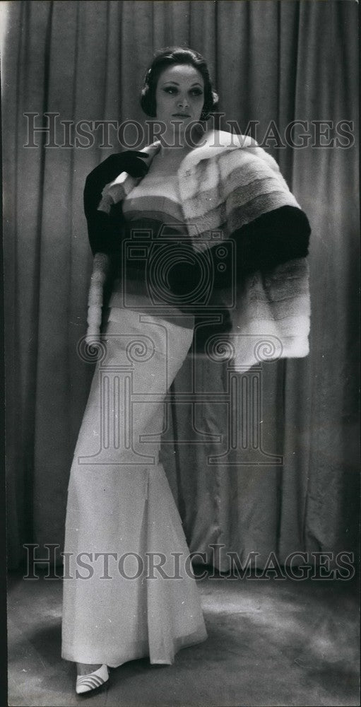 Press Photo Model Carol Wearing Norman Hartnell Spring Collection Clothes - Historic Images
