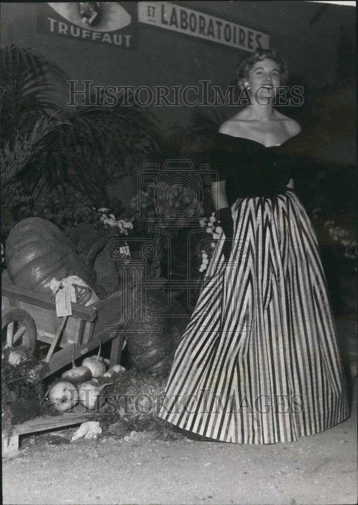1953 Press Photo Bal de Nui Dress, Flower and Fruit Show - KSB47683 - Historic Images