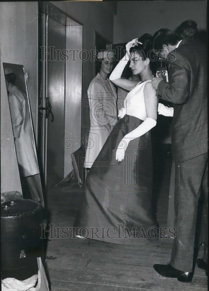1963 Press Photo Model Checking Reflection In Mirror Preparing For Fashion Show - Historic Images