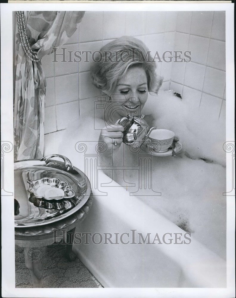 Press Photo Woman Drinks Tea In Bath Superior Coffee Company - Historic Images