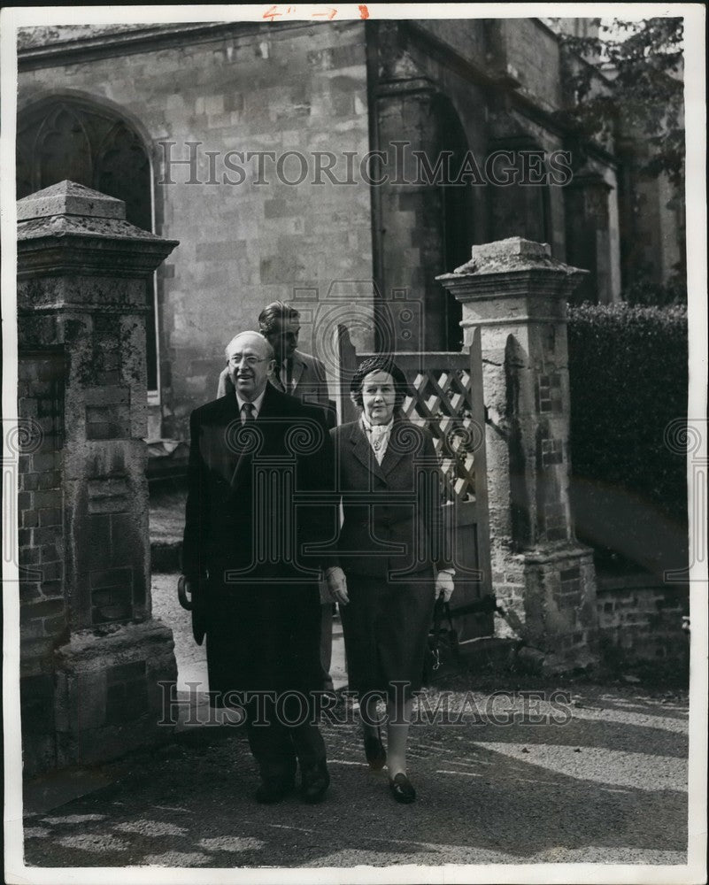 1957 Marquis Salisbury Leaves Hatfield Parish Church - Historic Images