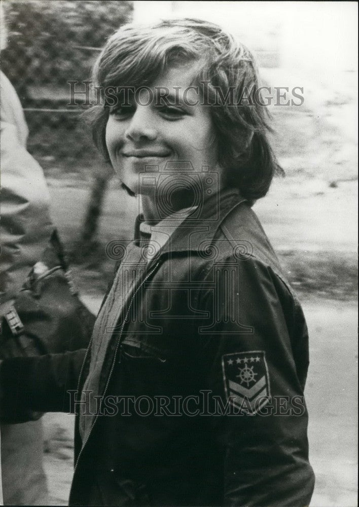 1976 Press Photo Nicko Sampson Son Sotyris Outside Prison Gates - KSB48231 - Historic Images