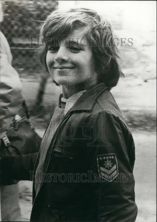 1976 Press Photo Nicko Sampson Son Sotyris Outside Prison Gates - KSB48231 - Historic Images