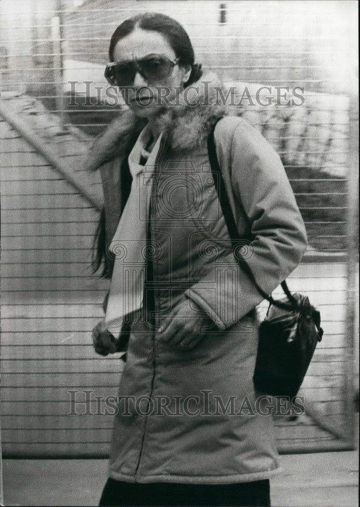 1976 Vera Sampson Wife Nickos Outside Prison - Historic Images