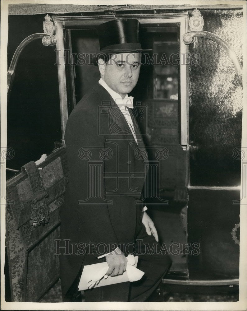 1959 Press Photo Sergio Rojas Santamarina Cuban Ambassador London Presenting - Historic Images