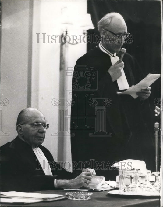 1974 Press Photo French Style.: Mock Trials H.C. O'Neill & Manfred Simon - Historic Images