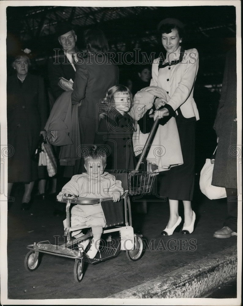 1953 Press Photo Mrs. M.B. Sisk &amp; Chilren Arriving in London to Visit Dad in Se-Historic Images