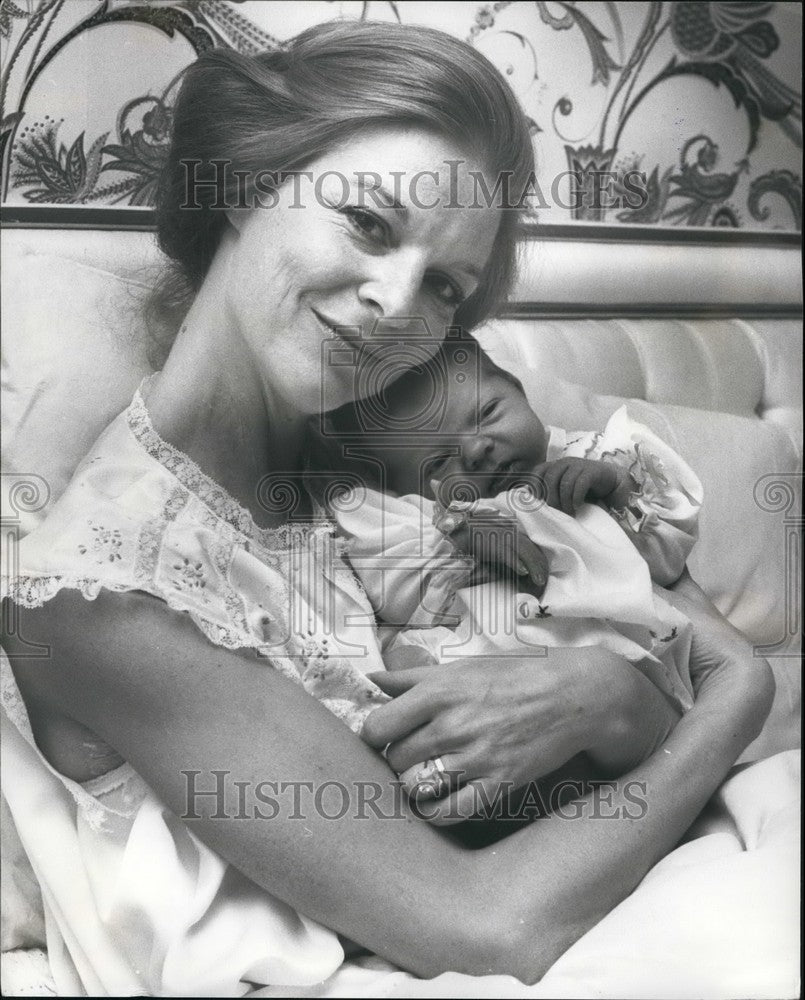 1975 Press Photo Ballerina Antoinette Sibley &amp; baby Eloise Cleo - KSB48609-Historic Images