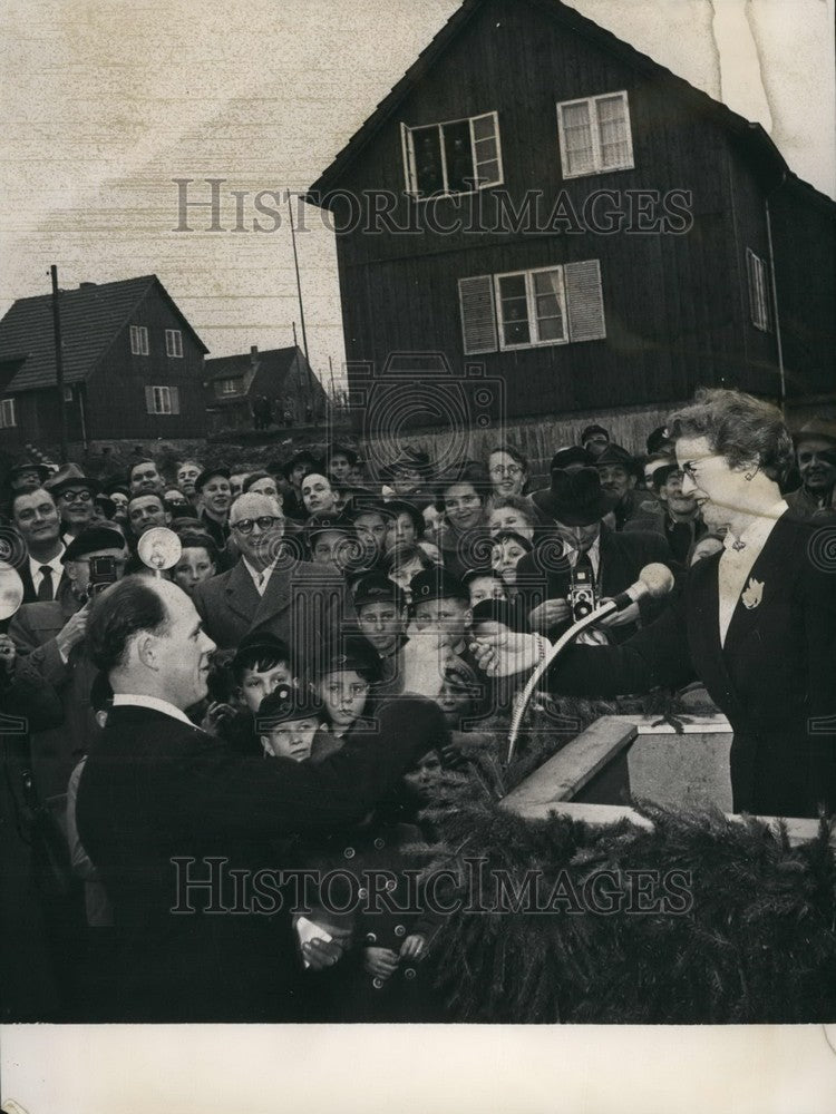 1955 Press Photo Norwegian Social Minister Mrs. Rakel Sweriin houses refuge - Historic Images