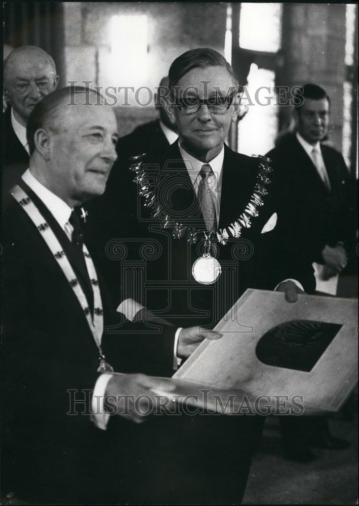 Press Photo French Ambassador being awarded prize by Aachen Lord Mayor Heusch - Historic Images