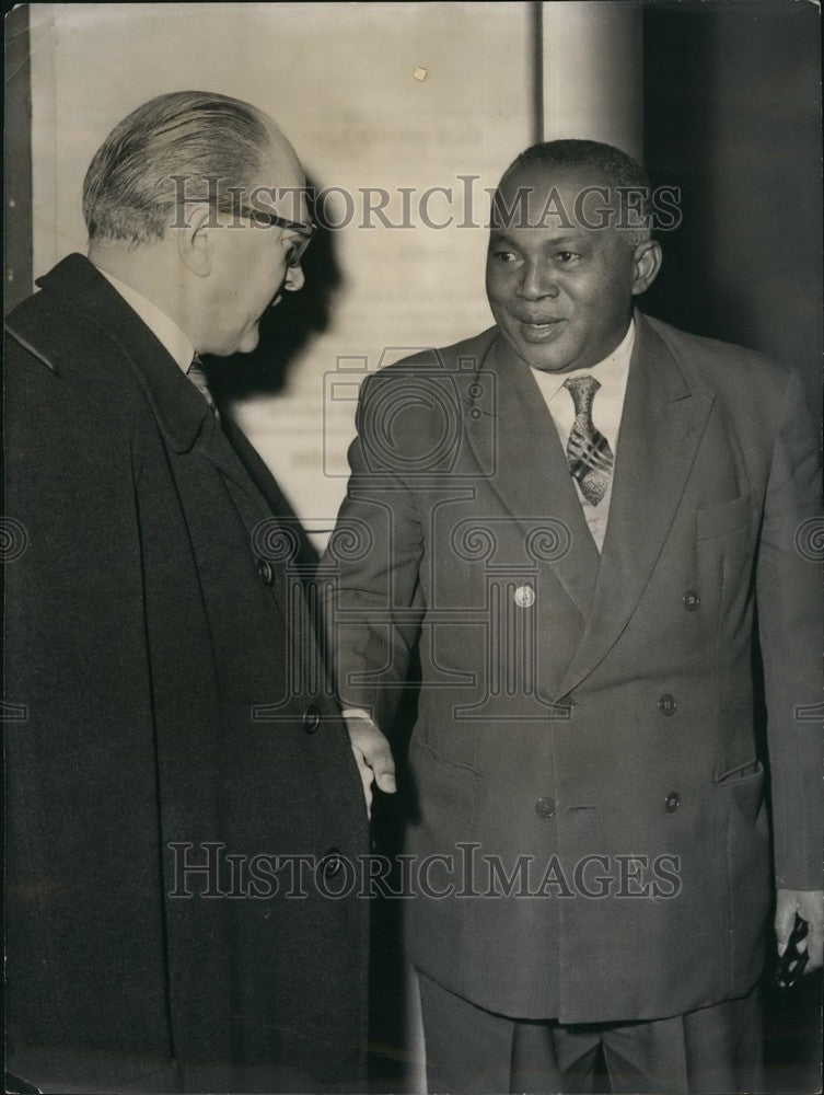 1958 Press Photo members Socialist Party meet Paris Mollet Serane Madagascar - Historic Images