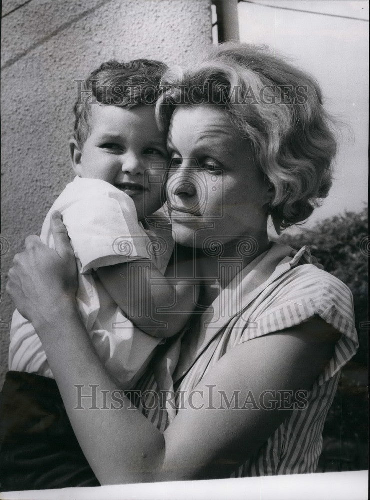 1964 Press Photo Mrs. Juliet Sell Leaves Son Behind to Marry American-Historic Images
