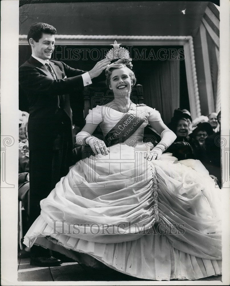 1953 Press Photo Crowning Miss Sheila Handsley the Festival Queen - KSB49011 - Historic Images