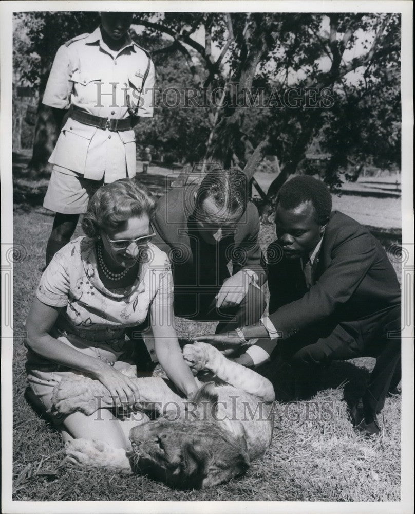 1970 Press Photo Mr. Mrs. Raymond Firestone lion Cub animal orphanage Kenya - Historic Images