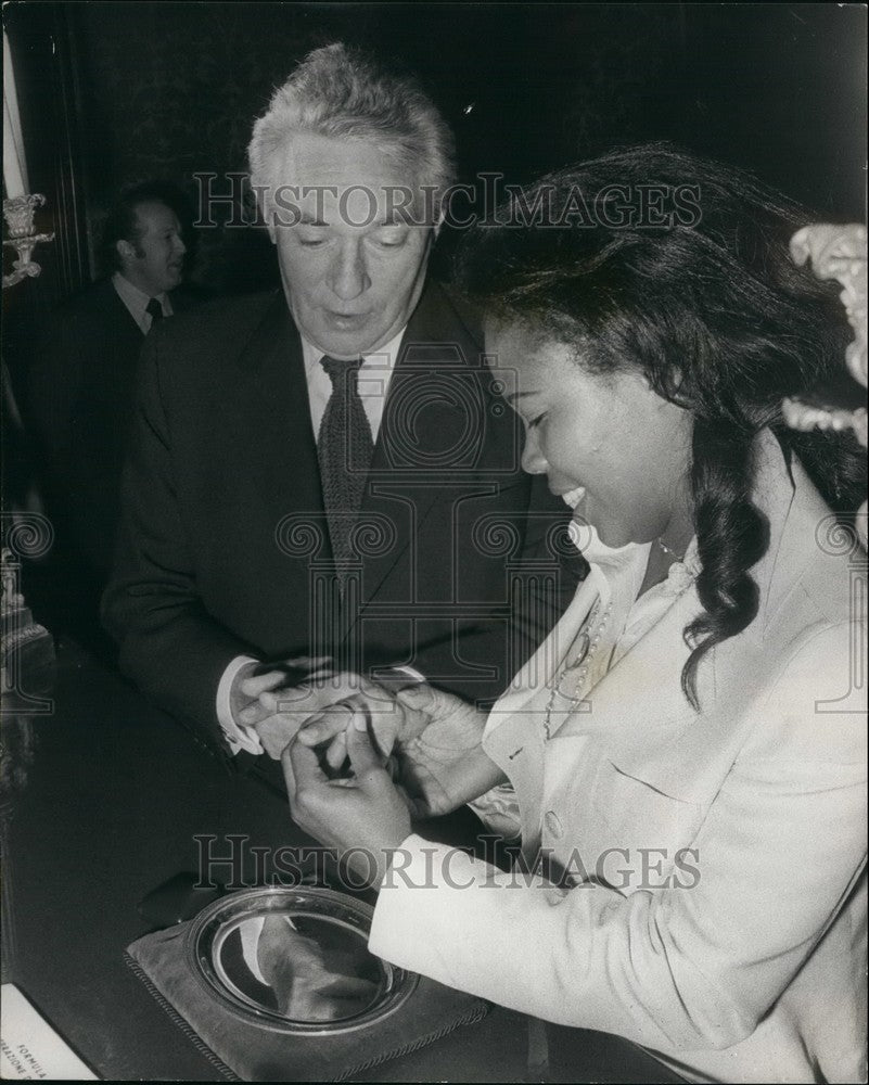1973 Press Photo British actor Peter Finch Marries Eletha Barret - KSB49041 - Historic Images