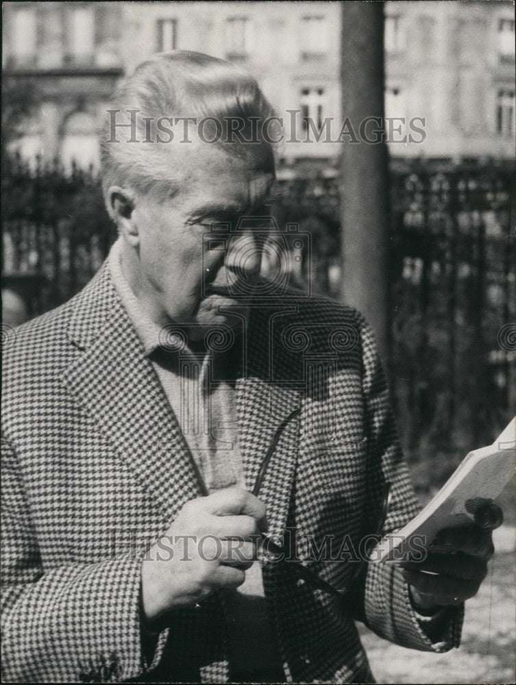 1964, Victor Francen popular actor Parisian garden - KSB49101 - Historic Images