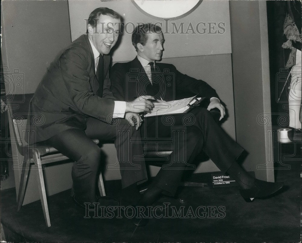 1969, David Frost &amp; wax copy of self at Madame Tussaud&#39;s - KSB49271 - Historic Images