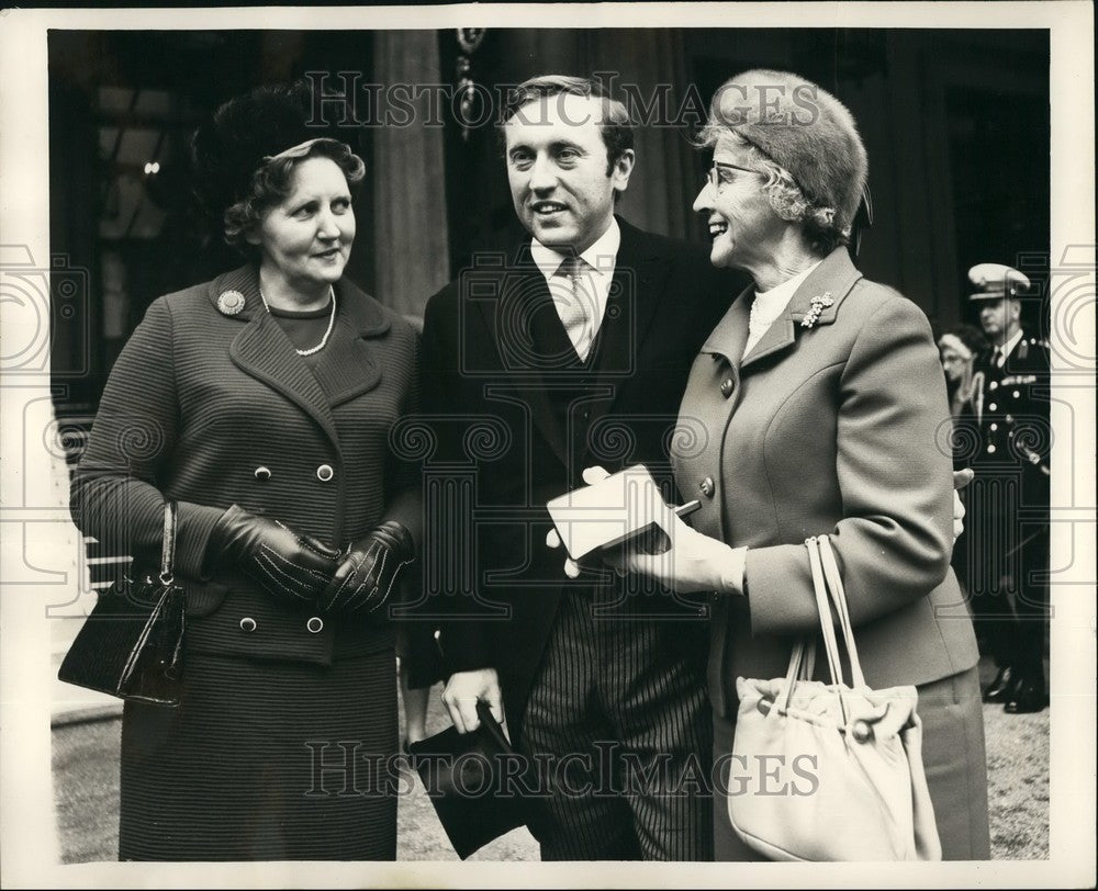 1970 Press Photo David Frost & sister Mrs. Margaret Bull & mom Mrs. E.M. Frost - Historic Images