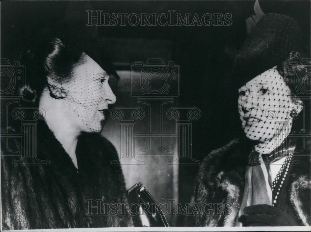 Press Photo Mrs Gloria Vanderbilt (left) and her twin sister Lady Thelma Furness - Historic Images