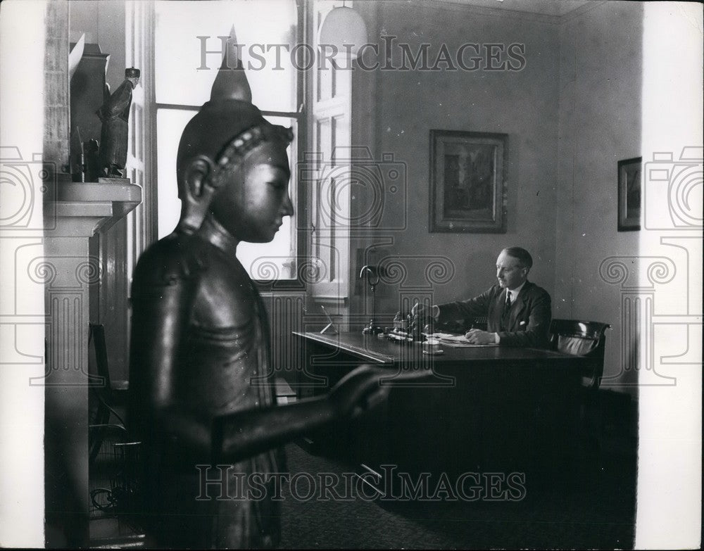 Press Photo Mr. R.H. Scottt in his room with symbolic ornaments - KSB49449 - Historic Images