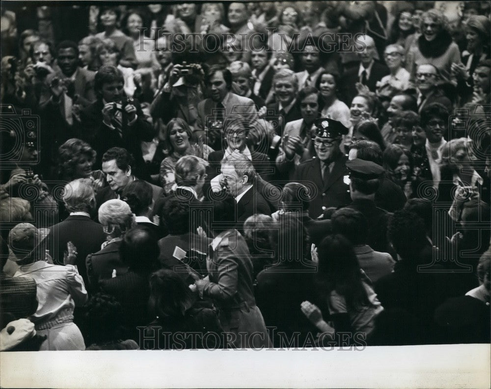 1976 Press Photo A Clapping Crowd Adoring a Politician - KSB49583-Historic Images