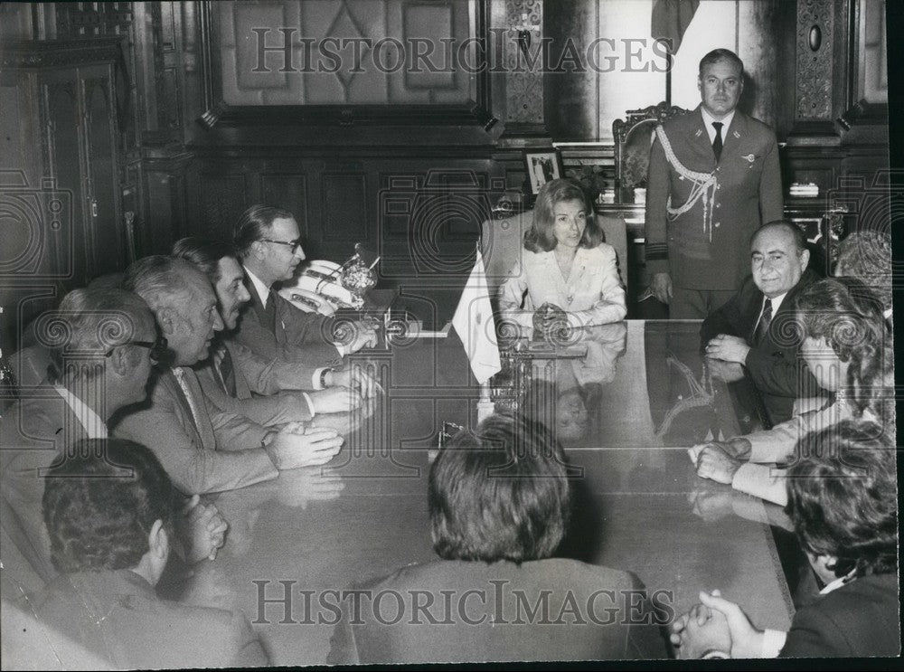 1976 Press Photo Mrs. Peron at Argentina Cabinet meeting - Historic Images