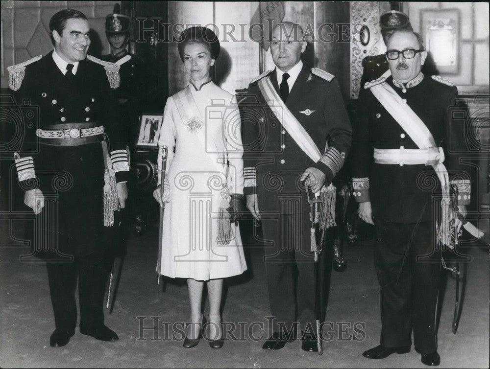 Press Photo Argentine Pres Maria Estela Martinez de Peron & military officers-Historic Images