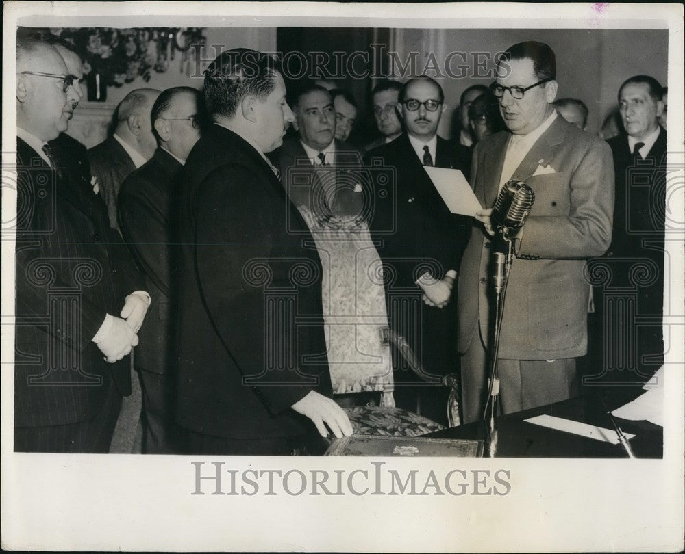 1955, Dr. Oscar Edmundo Albrieu,& Pres Peron - KSB49747 - Historic Images
