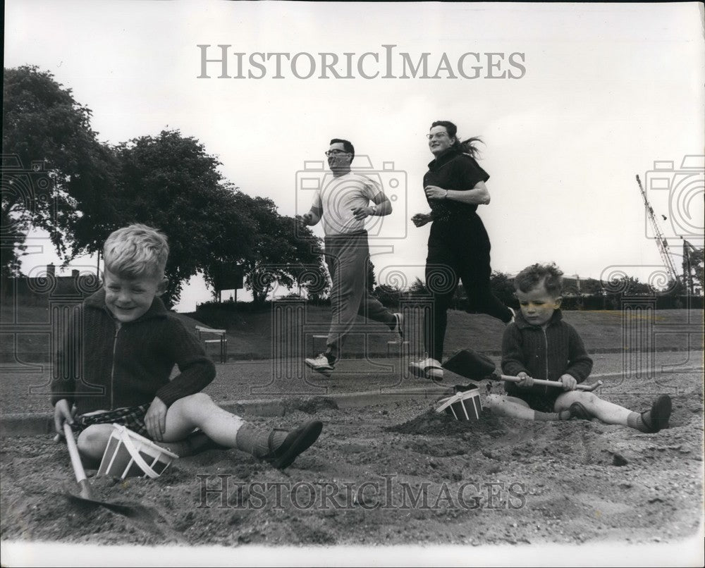 1964 Press Photo Howard Rosemary Payne track twins play long jump pit throwers - Historic Images