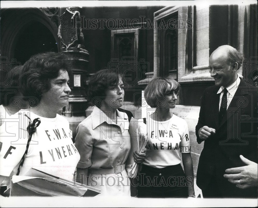 1978 Press Photo Mr.Geoffrey Pattie M.P. for Chertsey with service wives - Historic Images