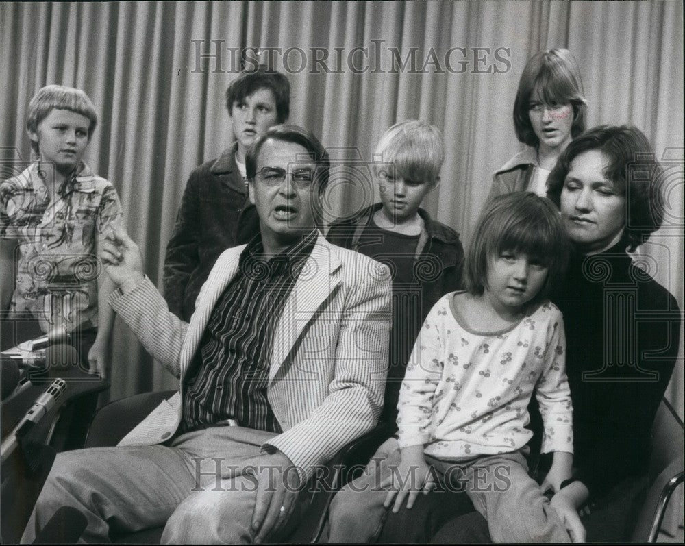 1978 Press Photo Banned Editor Donald Woods arrives at Gatwick with his family - Historic Images