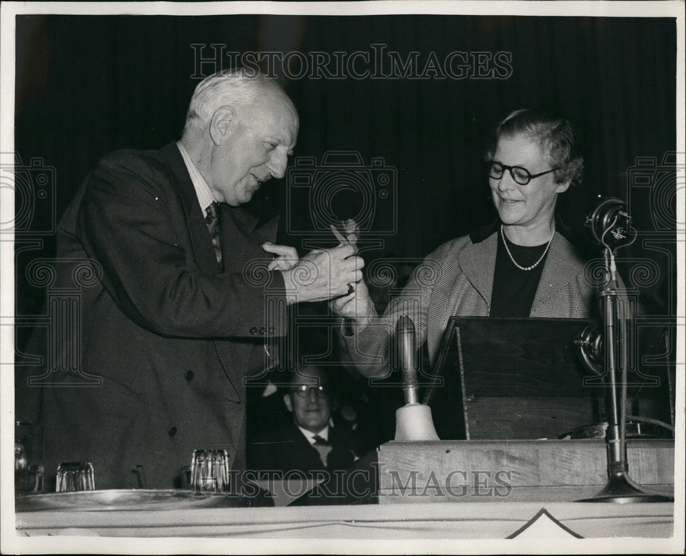 1955, Conservative party says goodbye to Lord Woolton - KSB49921 - Historic Images