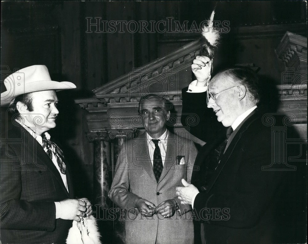 1974 Press Photo Lord Mayor of London is presented with Red Indian Head Dress-Historic Images