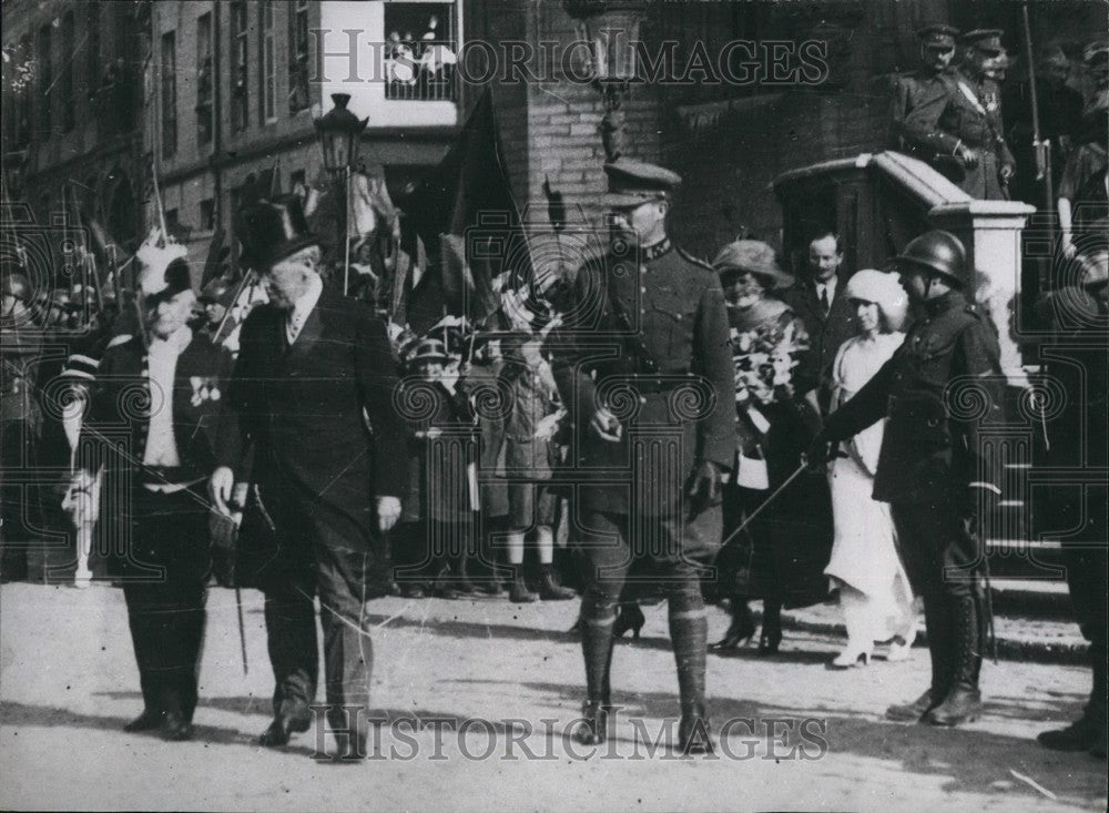 Press Photo Queen Elizabeth of Belguim &amp; Mrs. Wilson-Historic Images