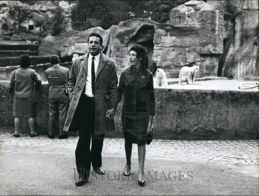 Press Photo Actor Frank Wolff &amp; Wife Maureen Visit Zoo In Rome - KSB49995-Historic Images