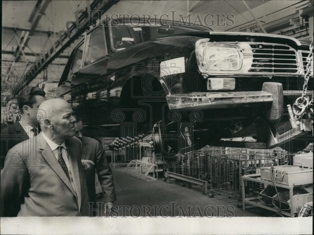 1966 Soviet State Bank director visits Renault Works - Historic Images