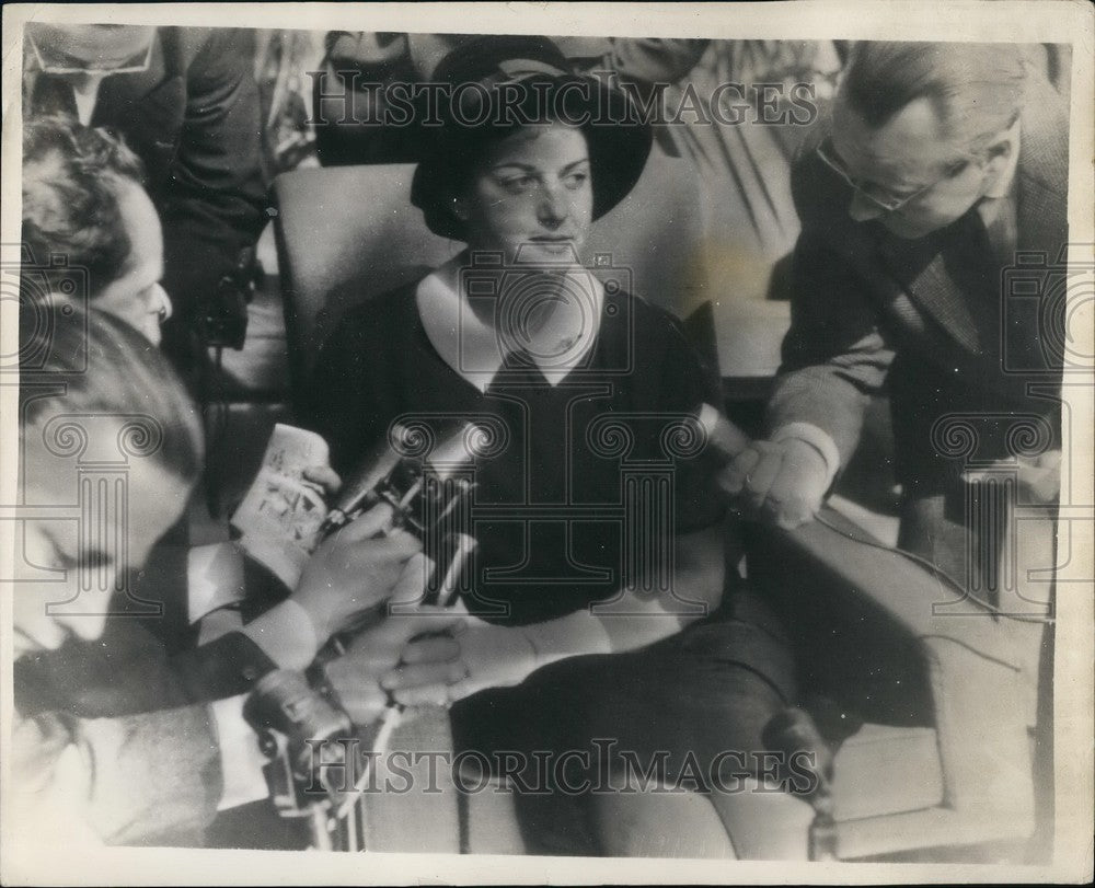 1960 Mr. Barbara Powers Wife Of Francis Gary Powers & Journalists - Historic Images